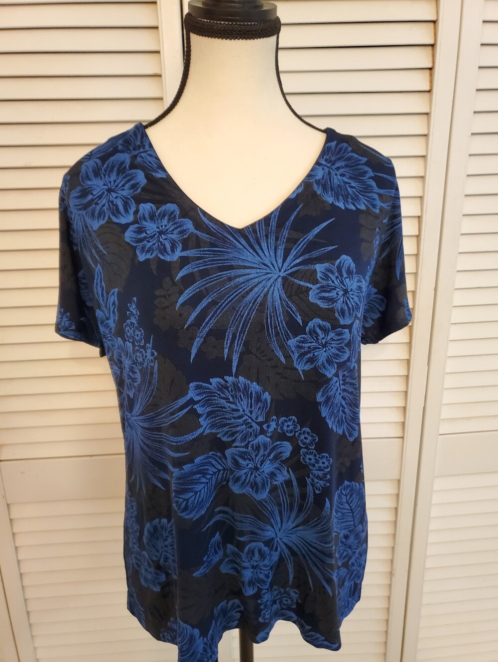 Citiknits Stretch Blue and Black Floral Travel Top Shirt Vacation, Size Large